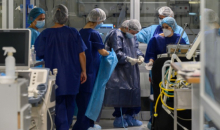 Los trabajadores de la salud se preparan para cuidar a un paciente en una unidad de cuidados intensivos COVID-19. Foto: AFP.