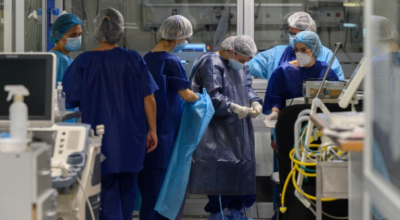 Los trabajadores de la salud se preparan para cuidar a un paciente en una unidad de cuidados intensivos COVID-19. Foto: AFP.